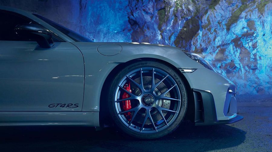 Sportwagen Porsche 718 GT4 RS, Außenansicht in niedriger Perspektive, zeigt aerodynamische Linien und sportliches Design.